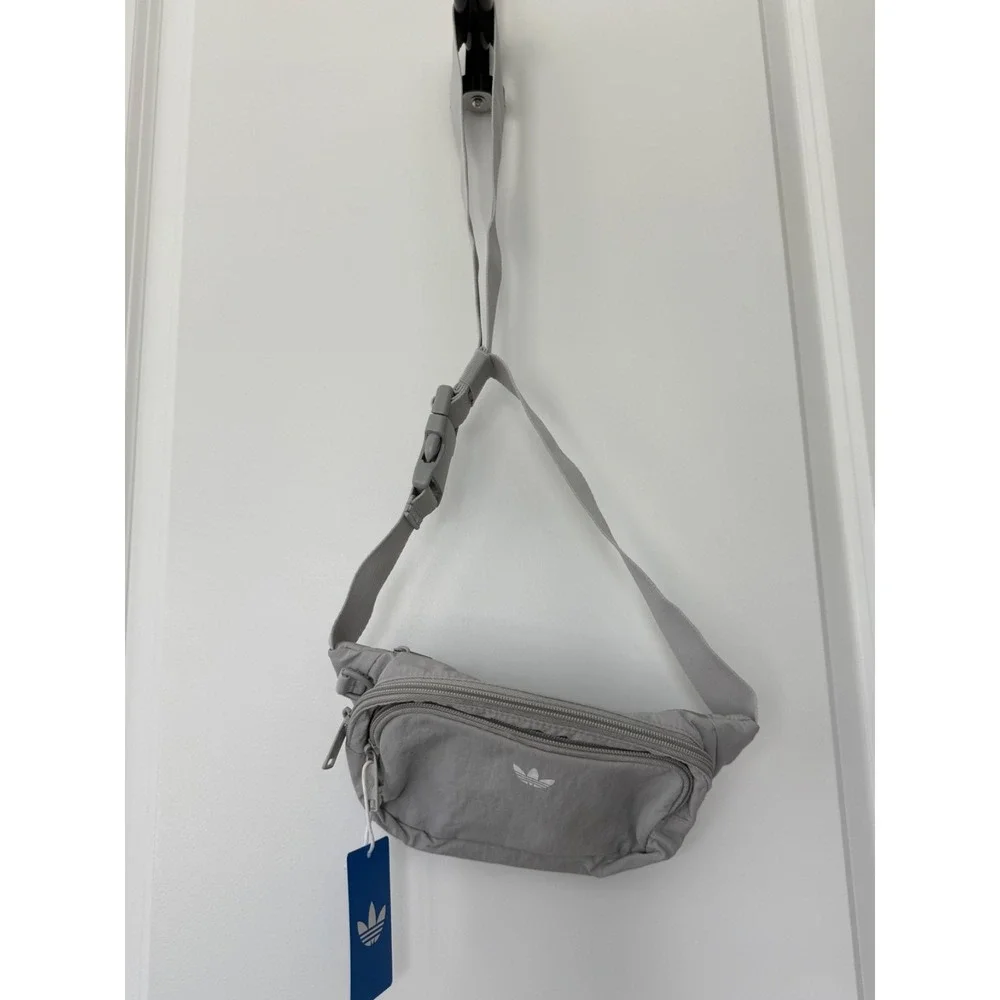 ADIDAS/FANNY PACK/GRAY/ADJUSTABLE/ 3 STORAGE SPACES/NWT/MSAAFPG091326